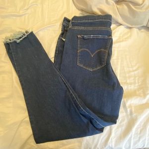 EUC Levis 720 size 33 High Rise Super Skinny Jeans